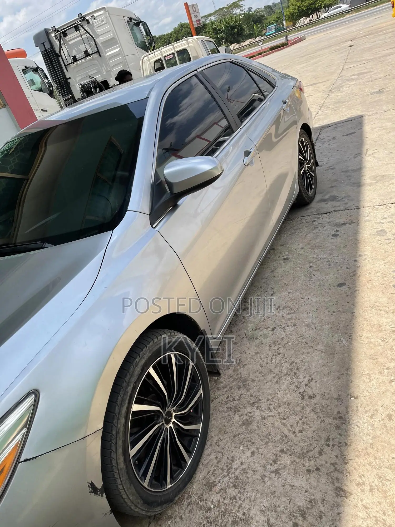 Toyota Camry LE 4dr Sedan (2.5L 4cyl 6A) 2015 Silver