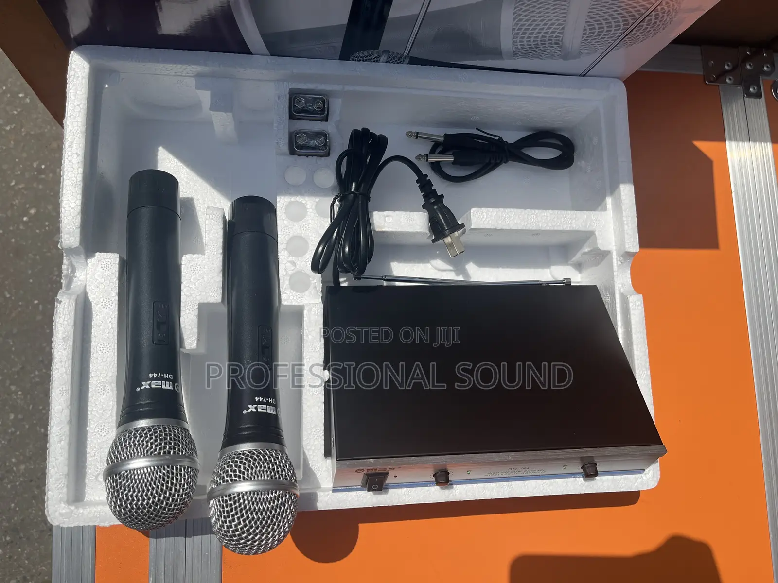 Max Dh-744 VHF Professional Wireless Dual Channel Microphone Receiver.