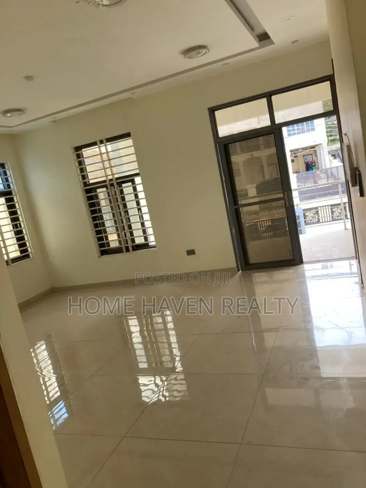 5bdrm House in West Hills Mall for sale