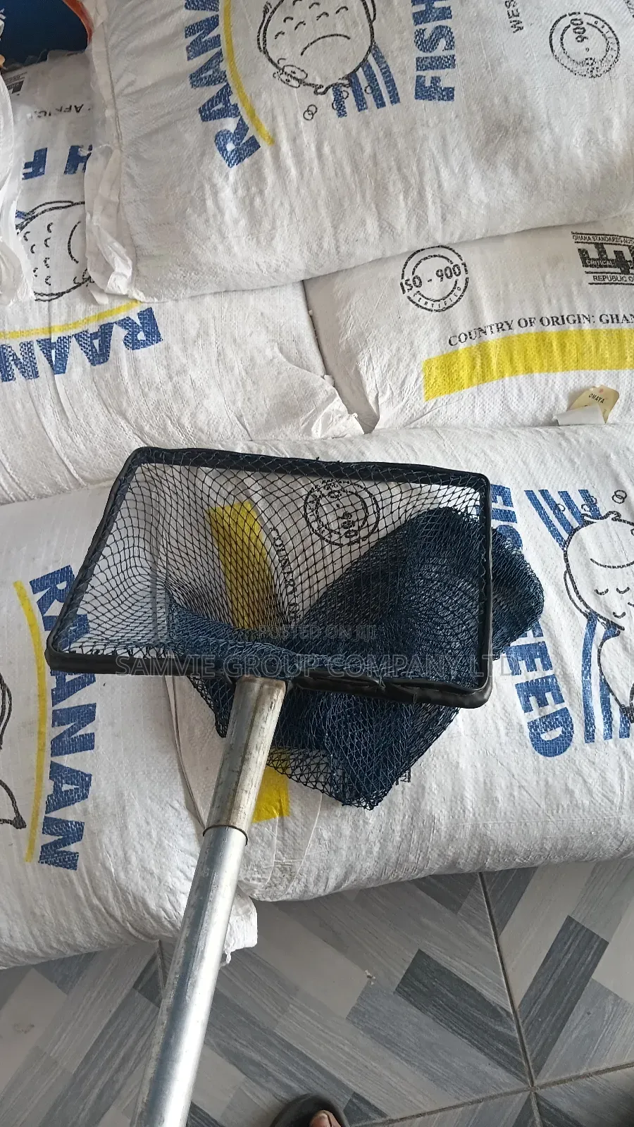 Hard Metal Fish Scoopnet With a Removable Bar