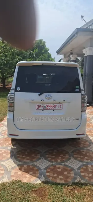 Toyota Voxy 2013 White