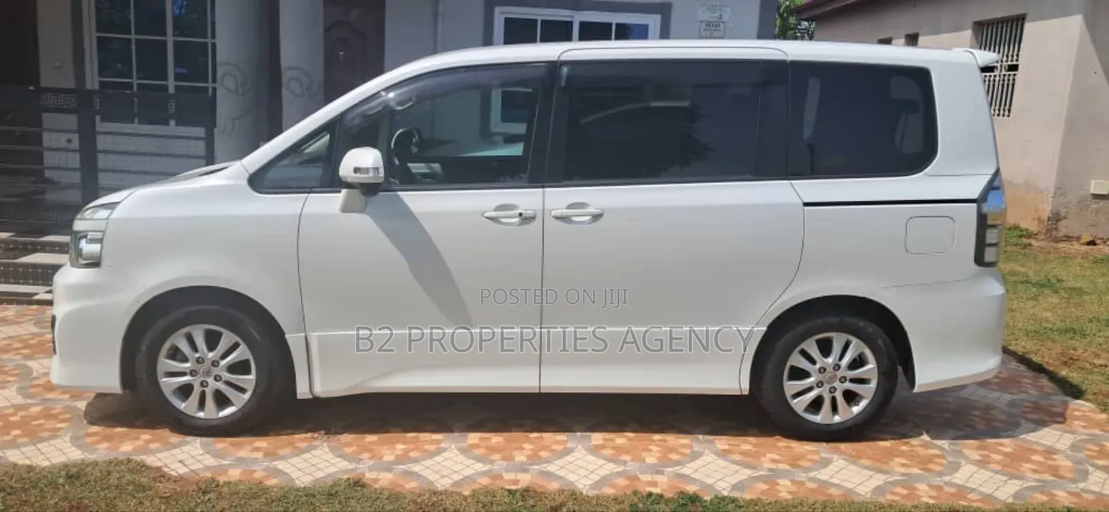 Toyota Voxy 2013 White