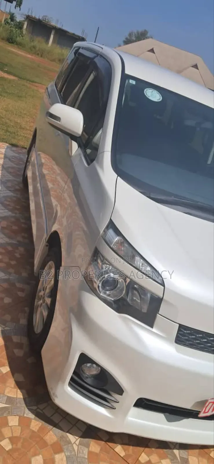 Toyota Voxy 2013 White