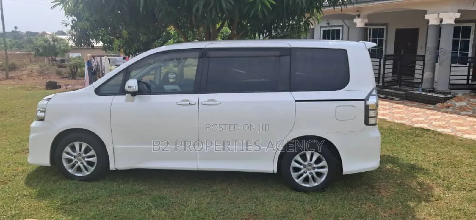 Toyota Voxy 2013 White