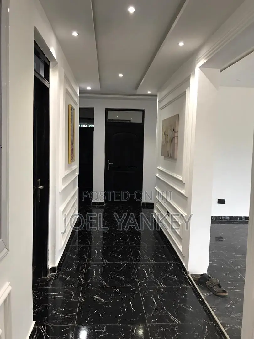 6bdrm Mansion in Takoradi for sale