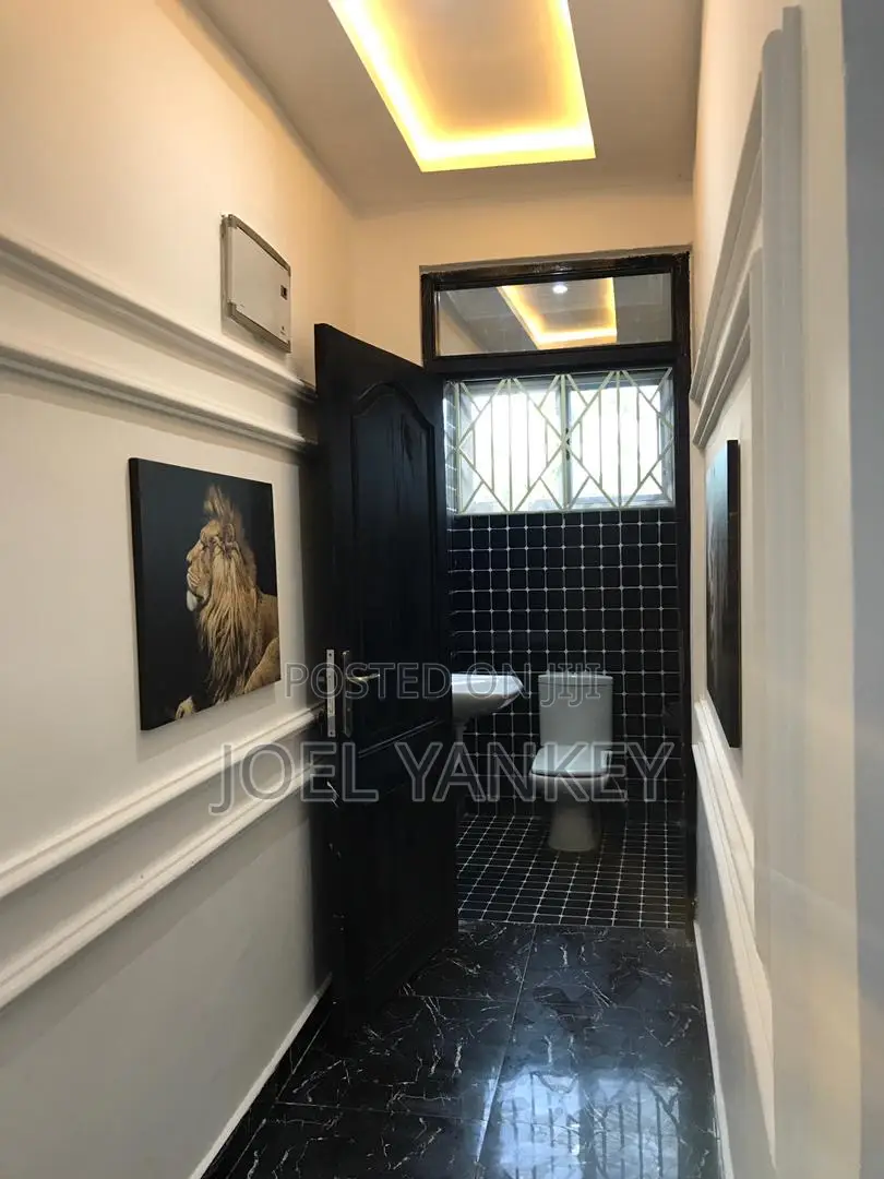 6bdrm Mansion in Takoradi for sale