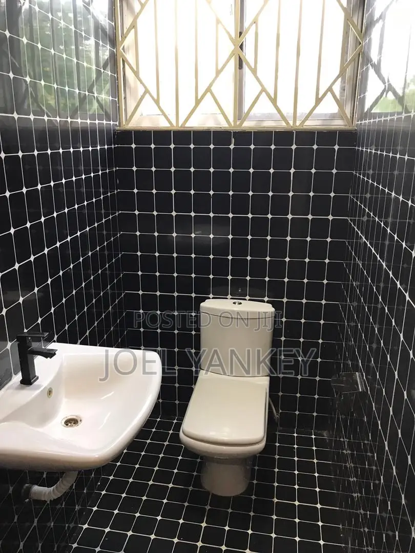 6bdrm Mansion in Takoradi for sale