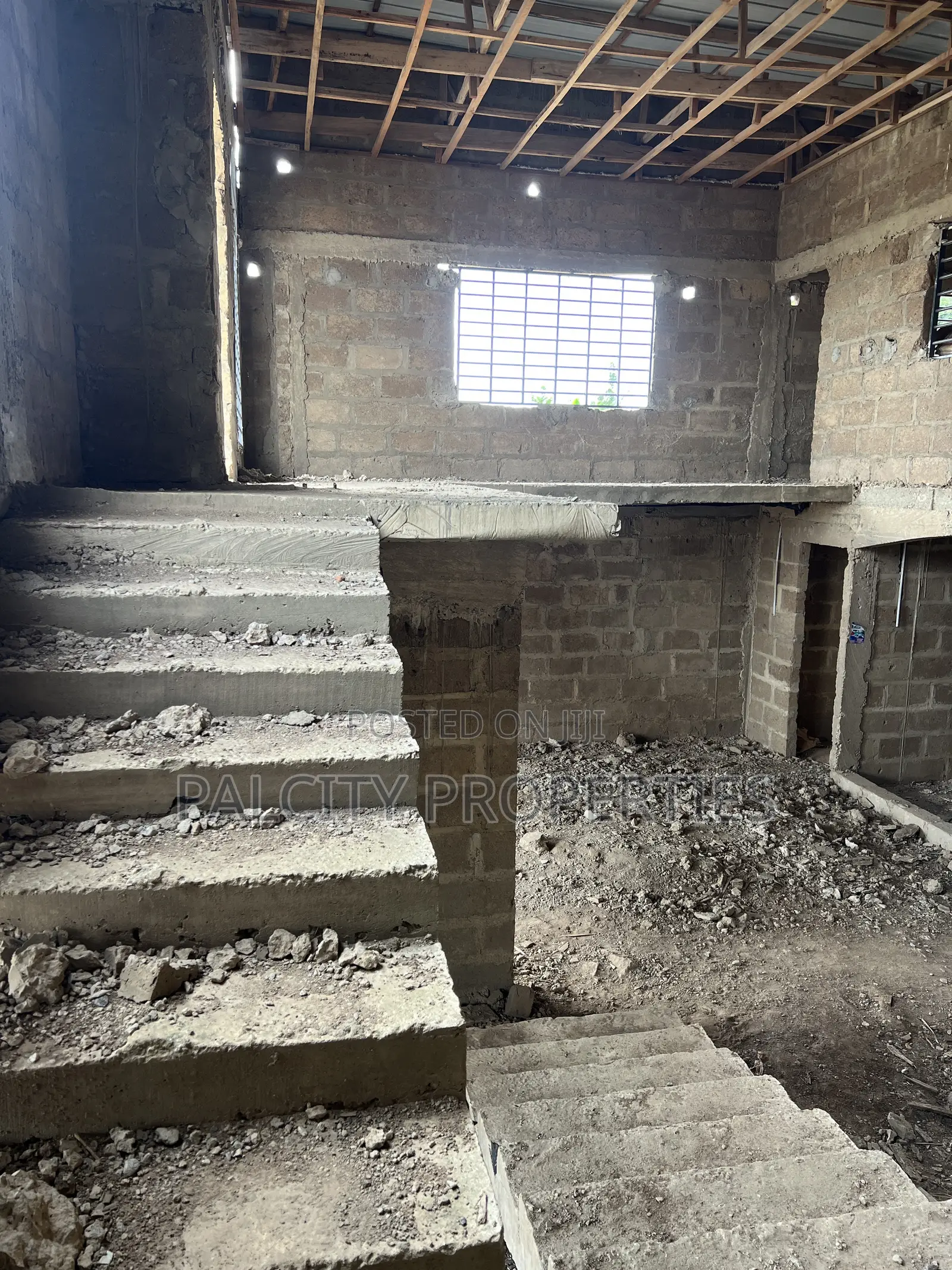 5bdrm House in Ejisu-Avenue 15 Area for sale