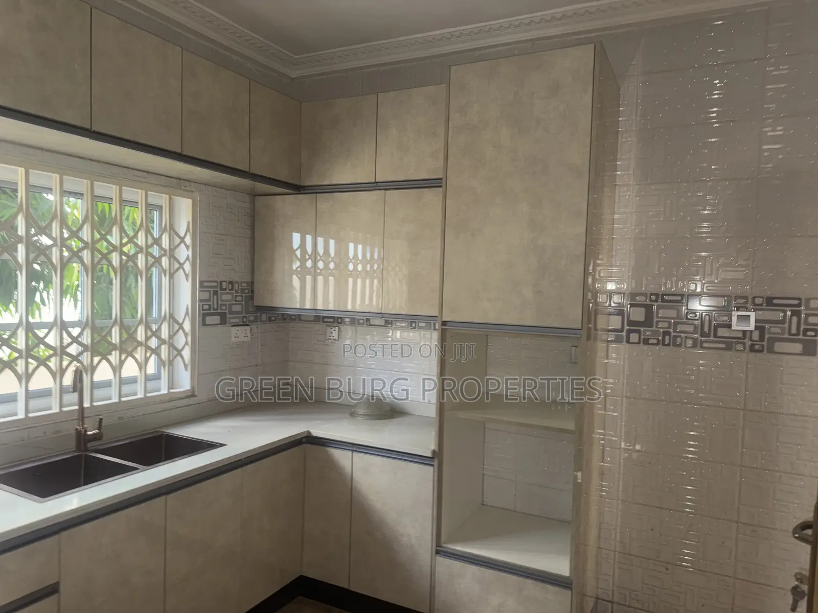 3bdrm Townhouse / Terrace in Green, East Legon for rent