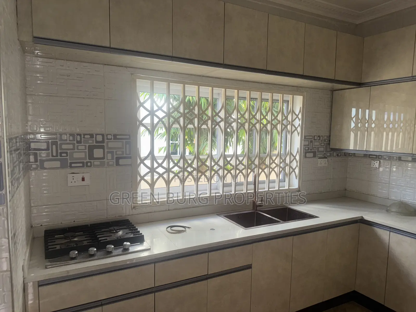 3bdrm Townhouse / Terrace in Green, East Legon for rent