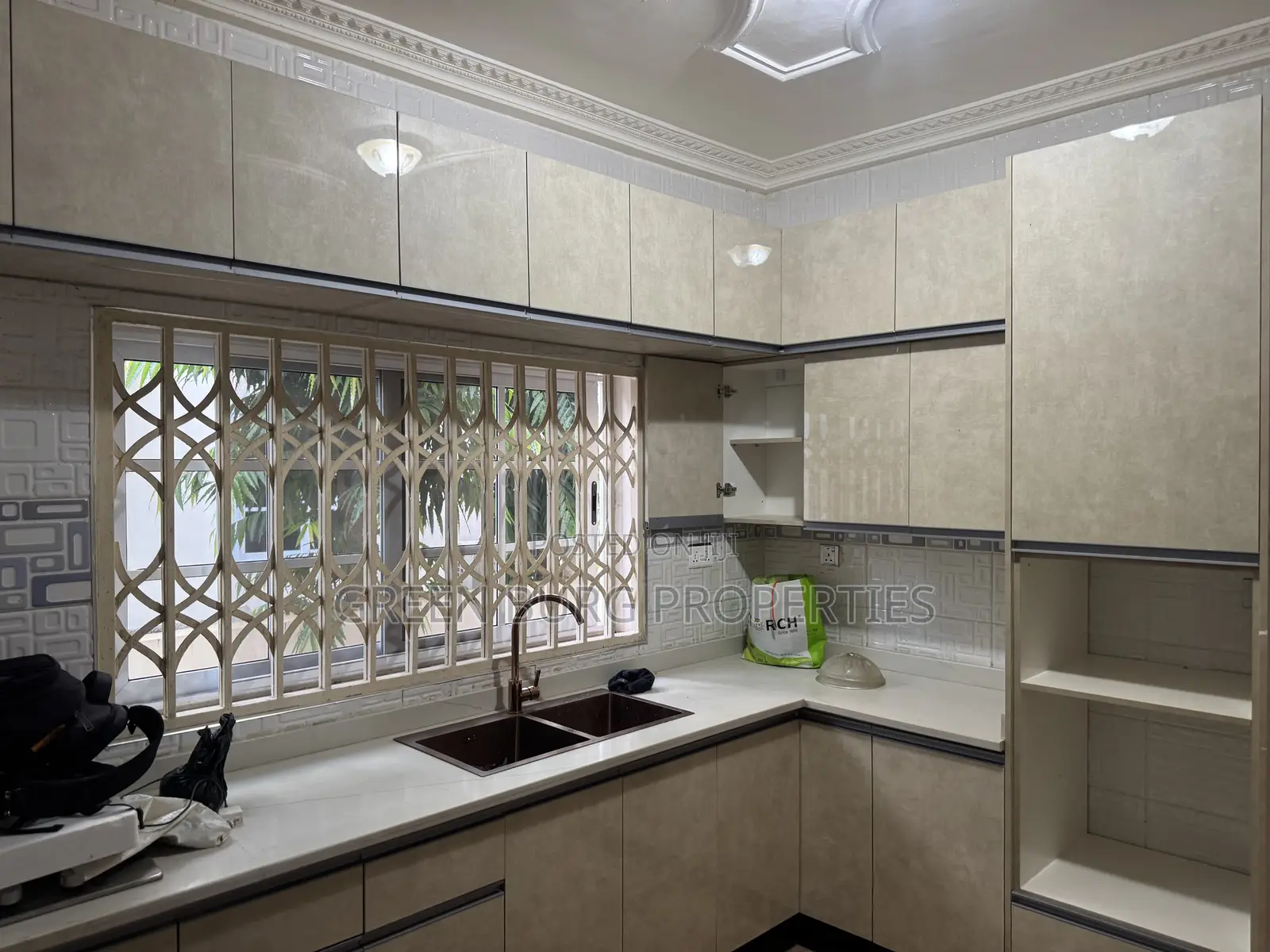 3bdrm Townhouse / Terrace in Green, East Legon for rent