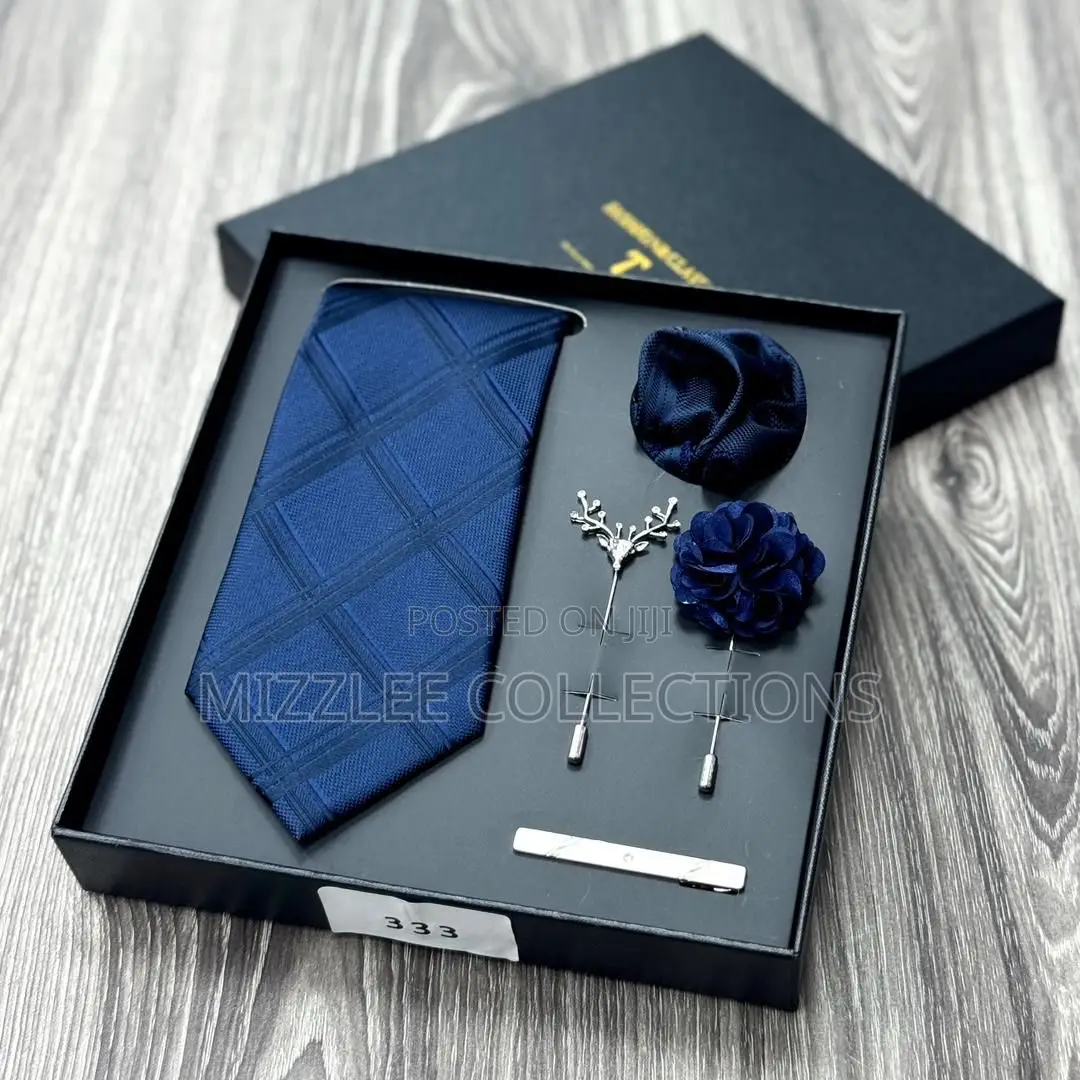 Classic Tie Set With Broach
