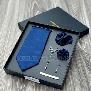 Classic Tie Set With Broach