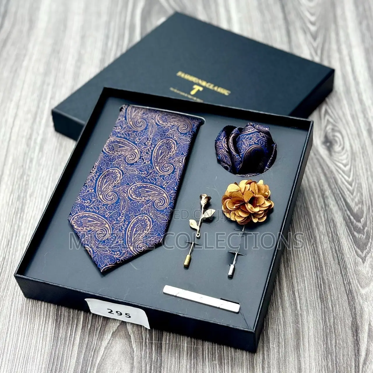 Classic Tie Set With Broach