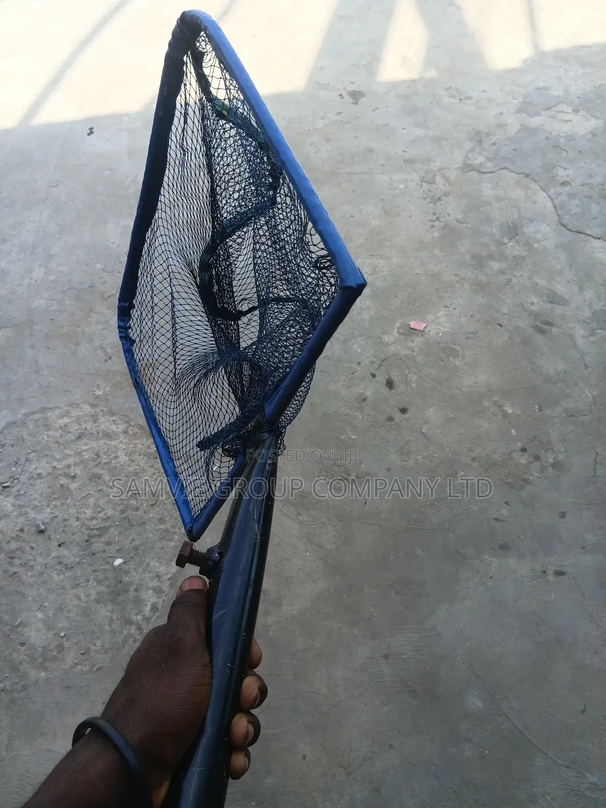 Hard Metal Fish Scoopnet With a Removable Bar