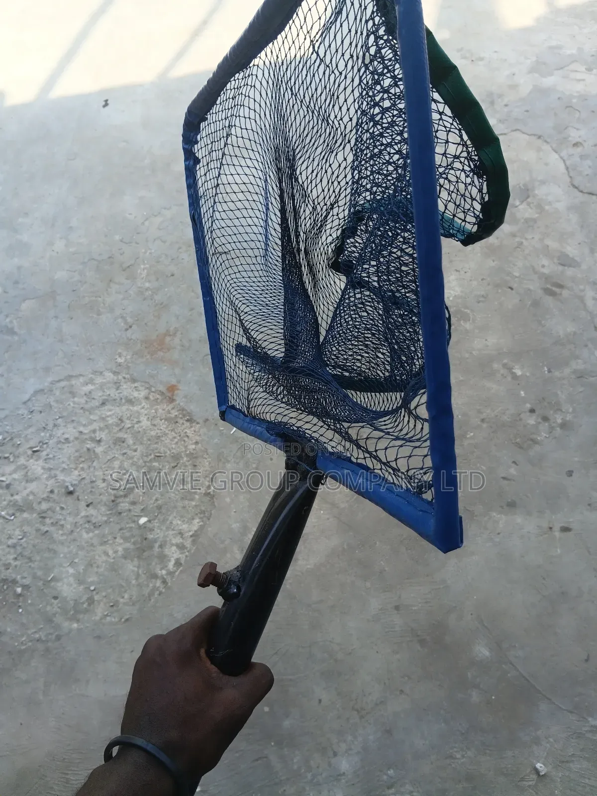 Hard Metal Fish Scoopnet With a Removable Bar