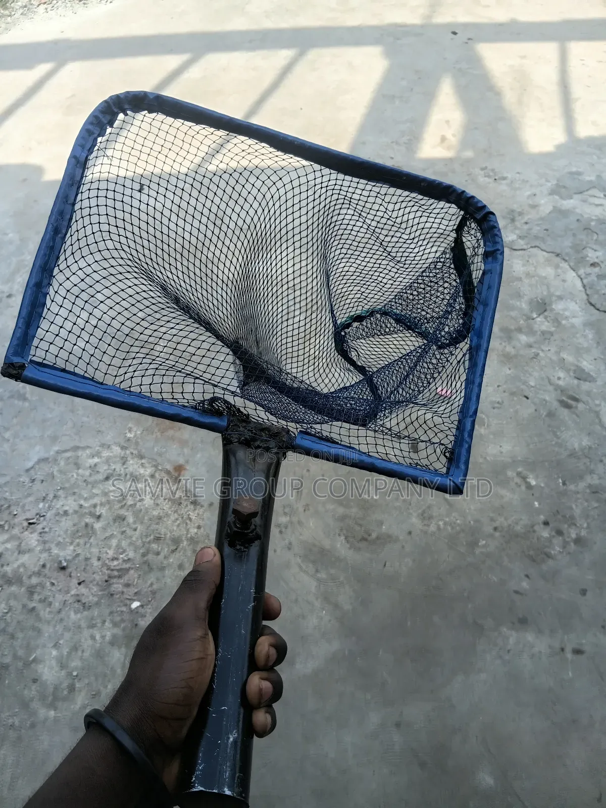 Hard Metal Fish Scoopnet With a Removable Bar