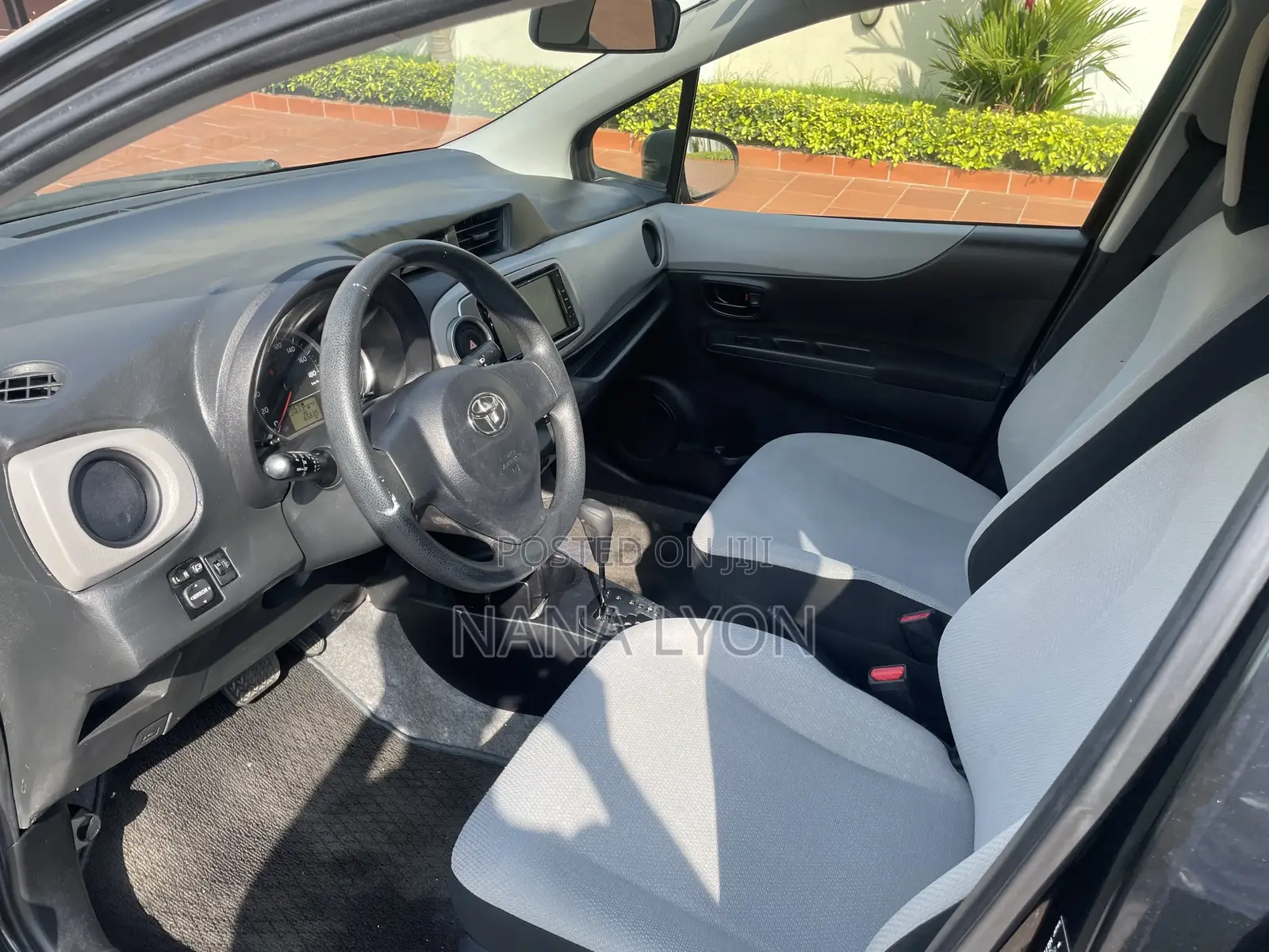 Toyota Vitz 1.3 FWD 5dr 2014 Black