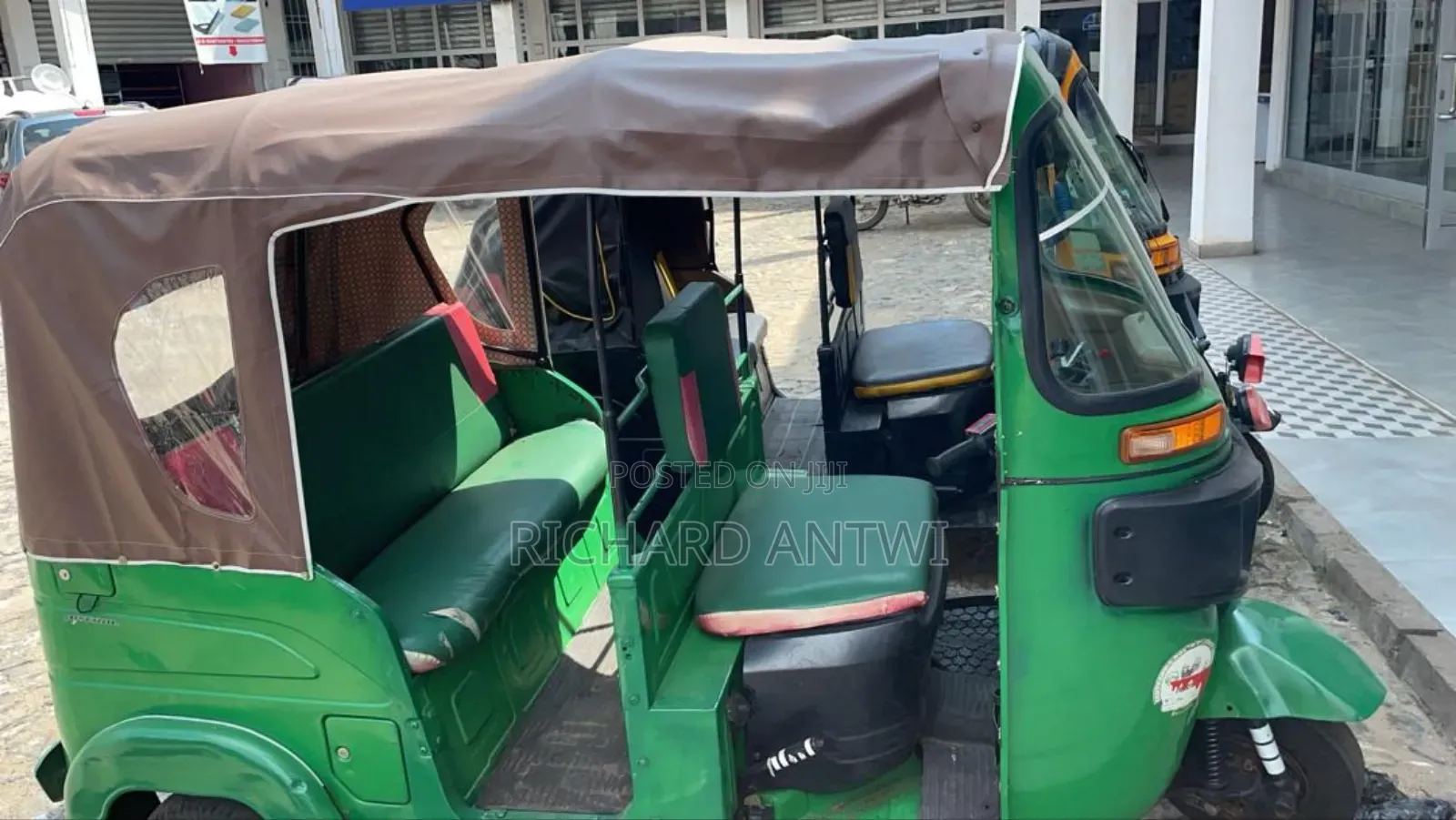 Bajaj RE 2022 Green