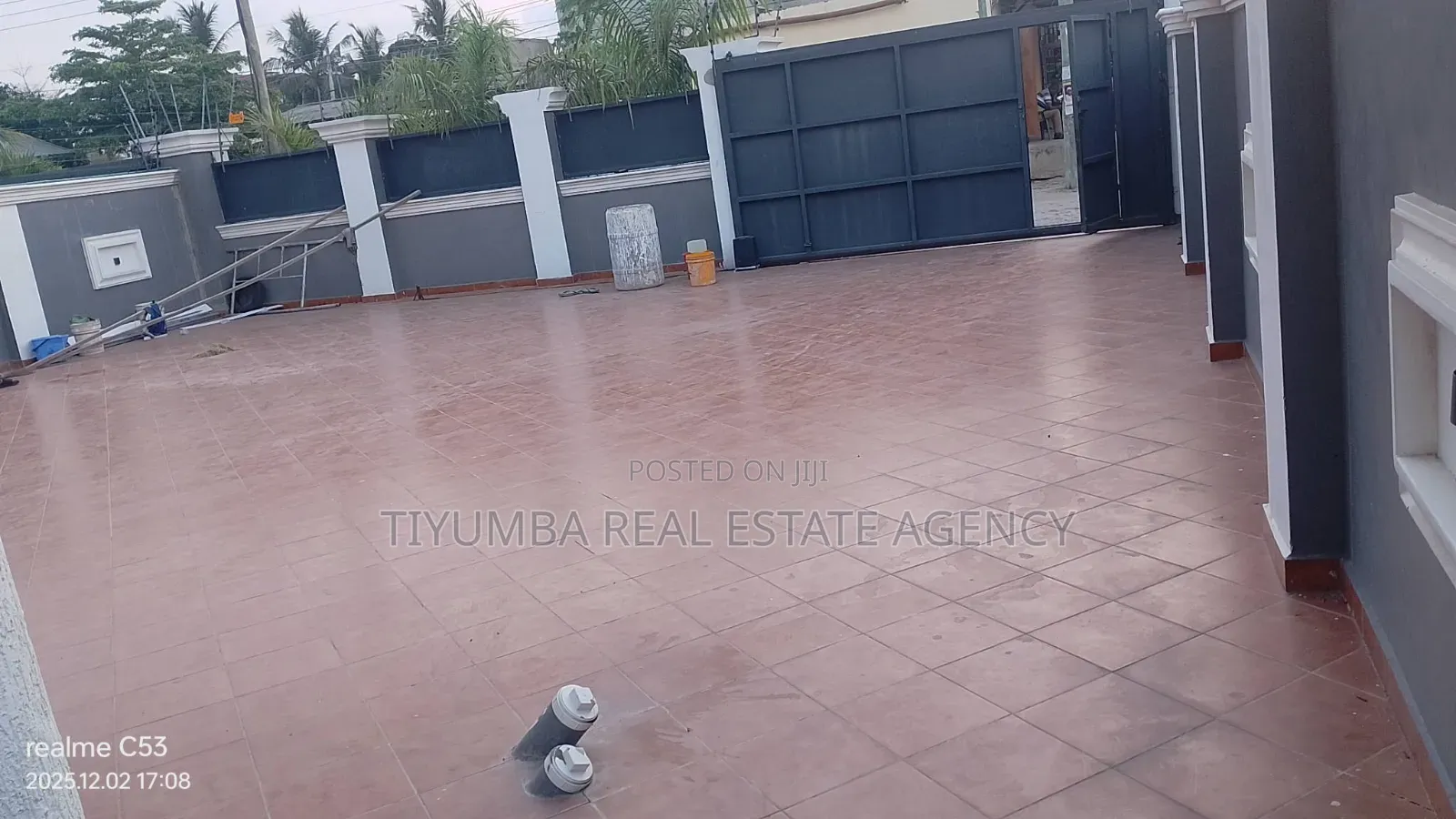 5bdrm Duplex in Tiyumba Agency, Mile 7 for sale