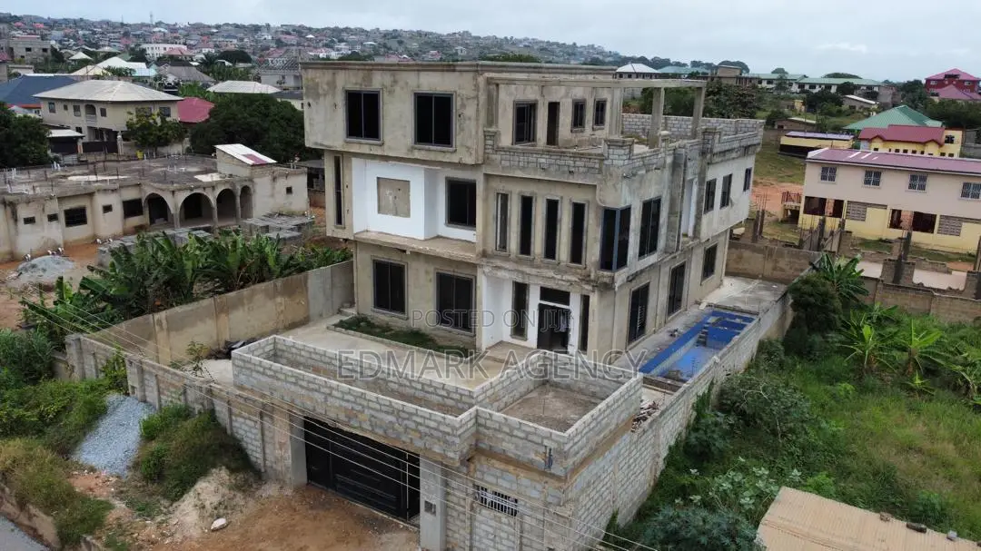 7bdrm House in Kokrobite, Accra Metropolitan for sale