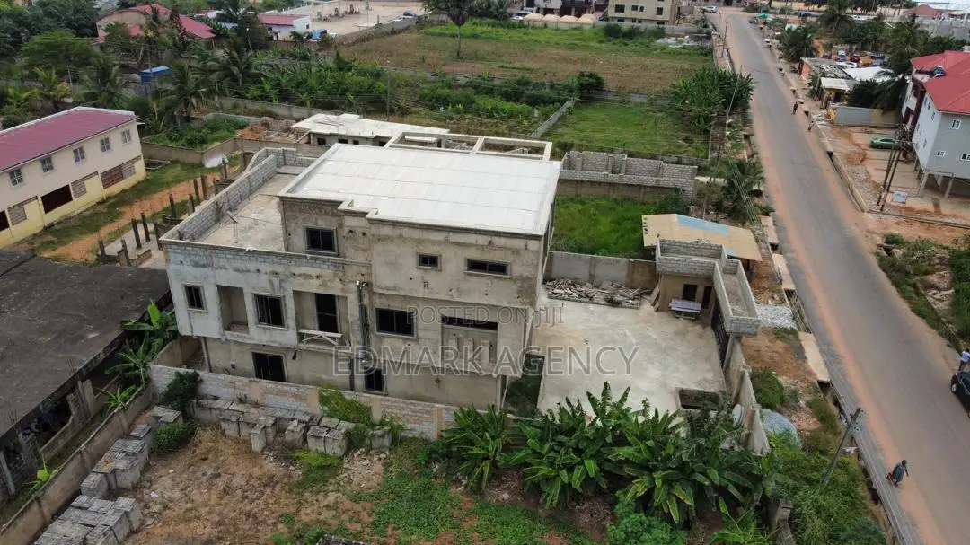 7bdrm House in Kokrobite, Accra Metropolitan for sale