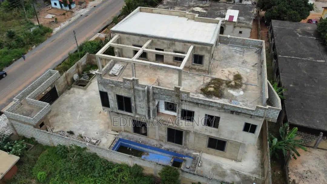 7bdrm House in Kokrobite, Accra Metropolitan for sale