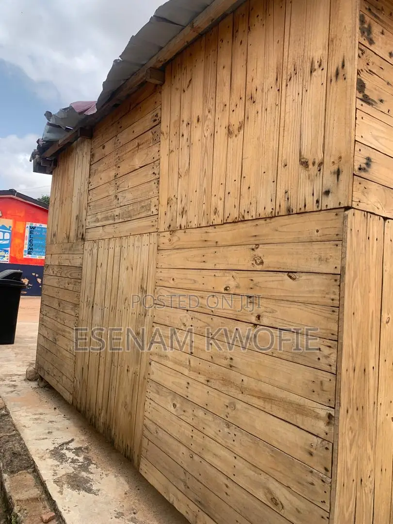 Polished Wooden Pallet Shop