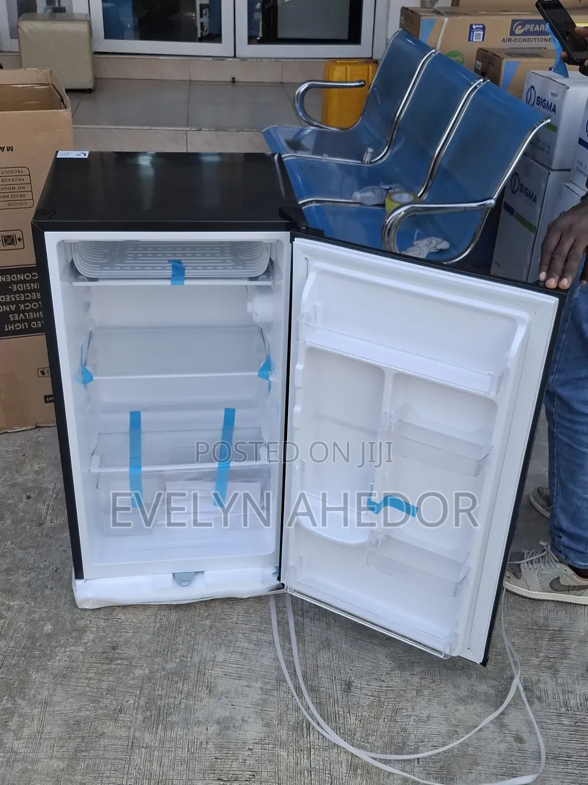 Cooling Star Rate of Rainbow Table Top Fridge 90ltrs for Sale