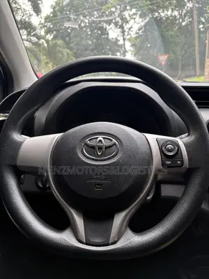 Toyota Vitz 1.3 AWD 5dr 2015 White