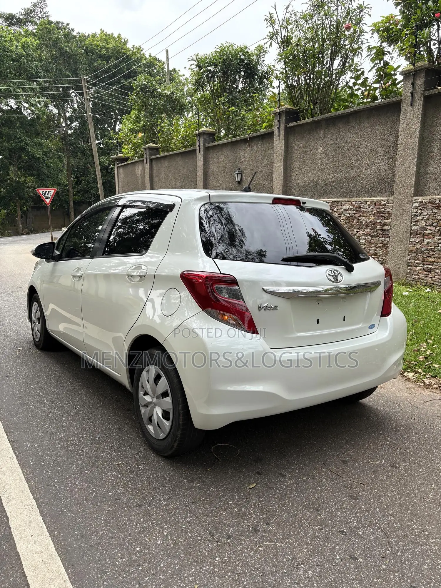 Toyota Vitz 1.3 AWD 5dr 2015 White