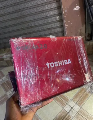 New Laptop Toshiba Satellite E305 4GB Intel HDD 320GB