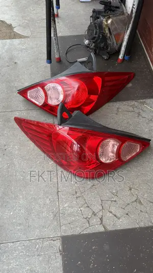 Nissan Versa Hatchbacktaillight 2005,2006,2007,2008,2009,2010,2012,13
