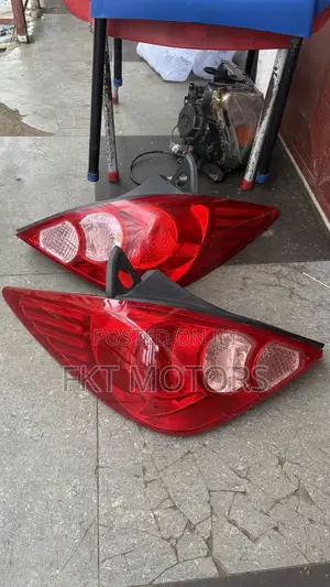 Nissan Versa Hatchbacktaillight 2005,2006,2007,2008,2009,2010,2012,13