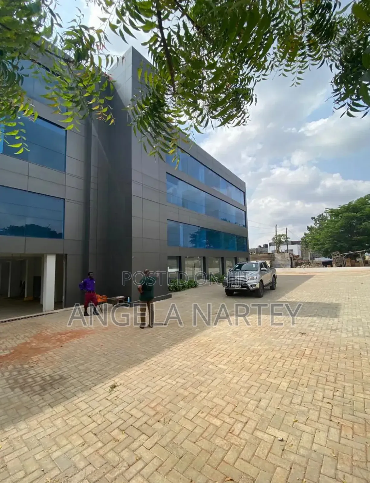 Showroom With Warehouse And Office Close To N1 Road-dzorwulu