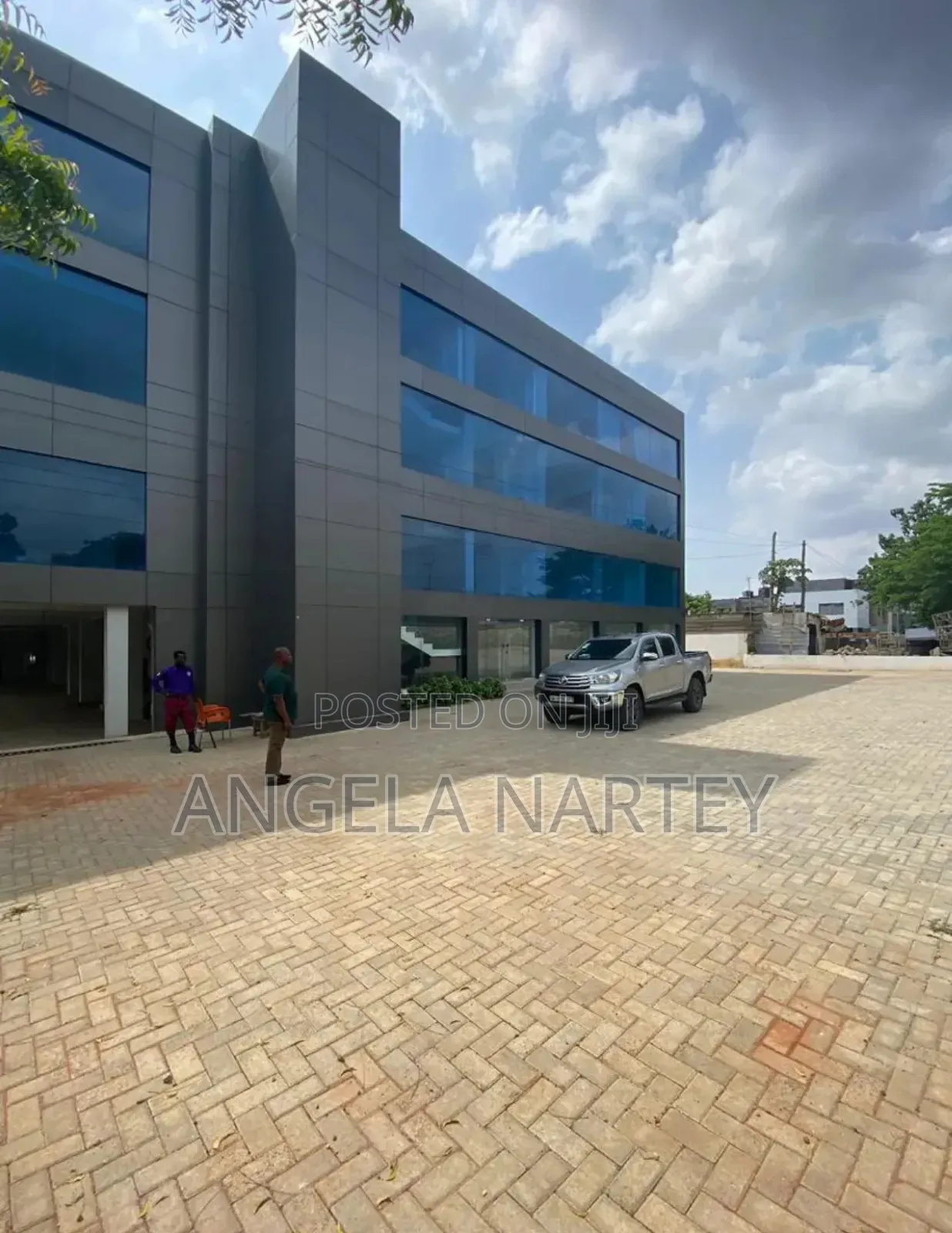 Showroom With Warehouse And Office Close To N1 Road-dzorwulu