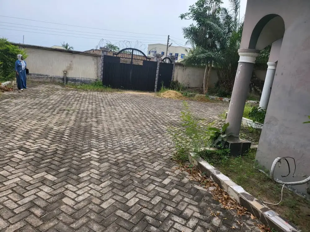 3bdrm House in Lamptey Yellow, Ngleshie Amanfro for rent