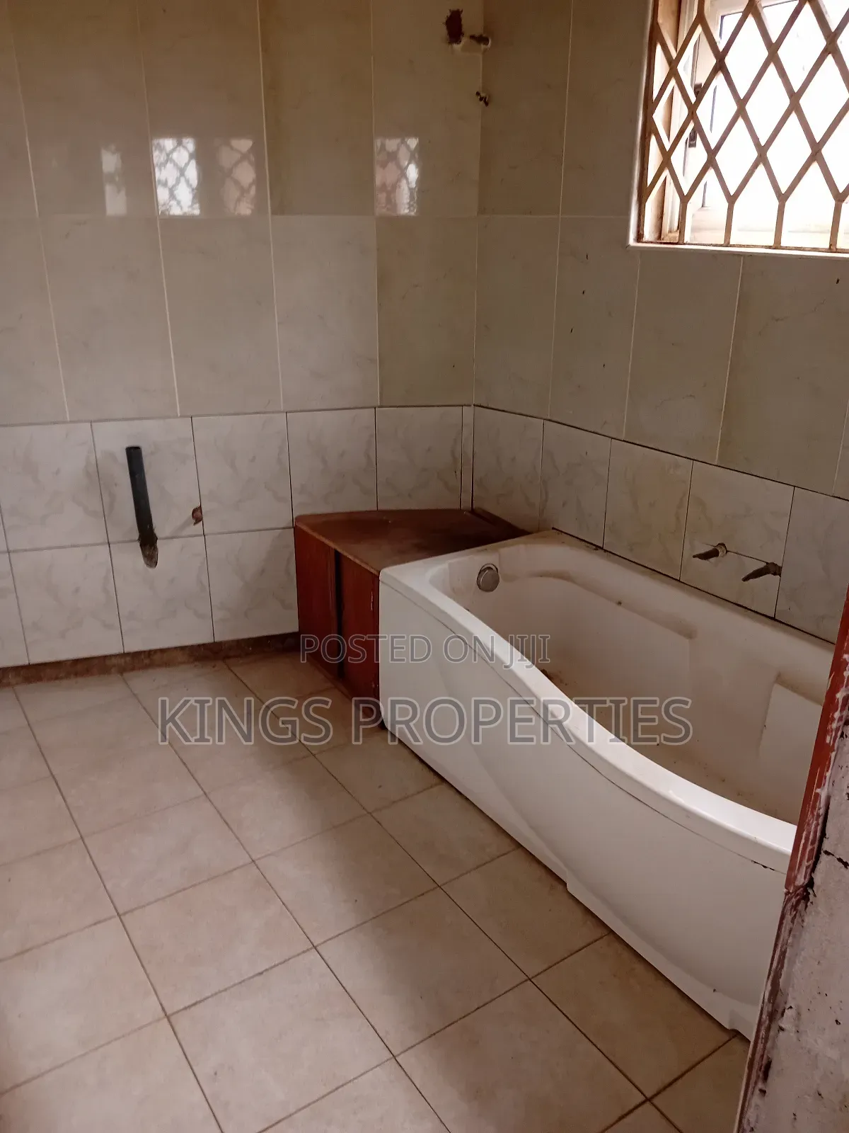 5bdrm House in West Hills Mall Area for sale