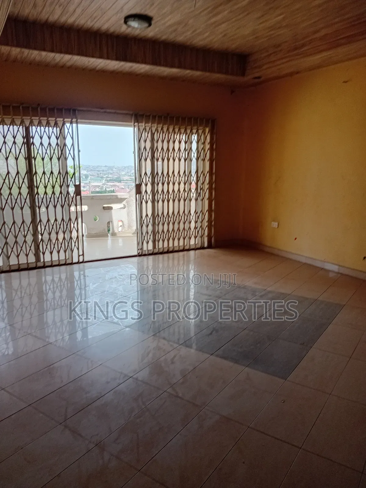 5bdrm House in West Hills Mall Area for sale