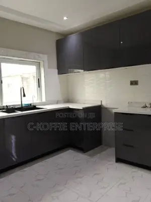 7bdrm House in Tema Com