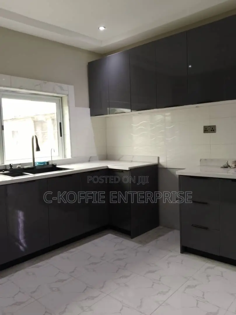 7bdrm House in Tema Com