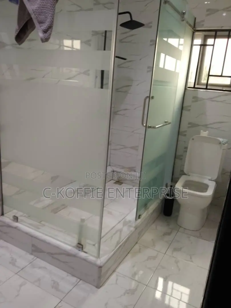 7bdrm House in Tema Com