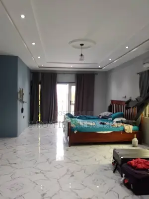 7bdrm House in Tema Com