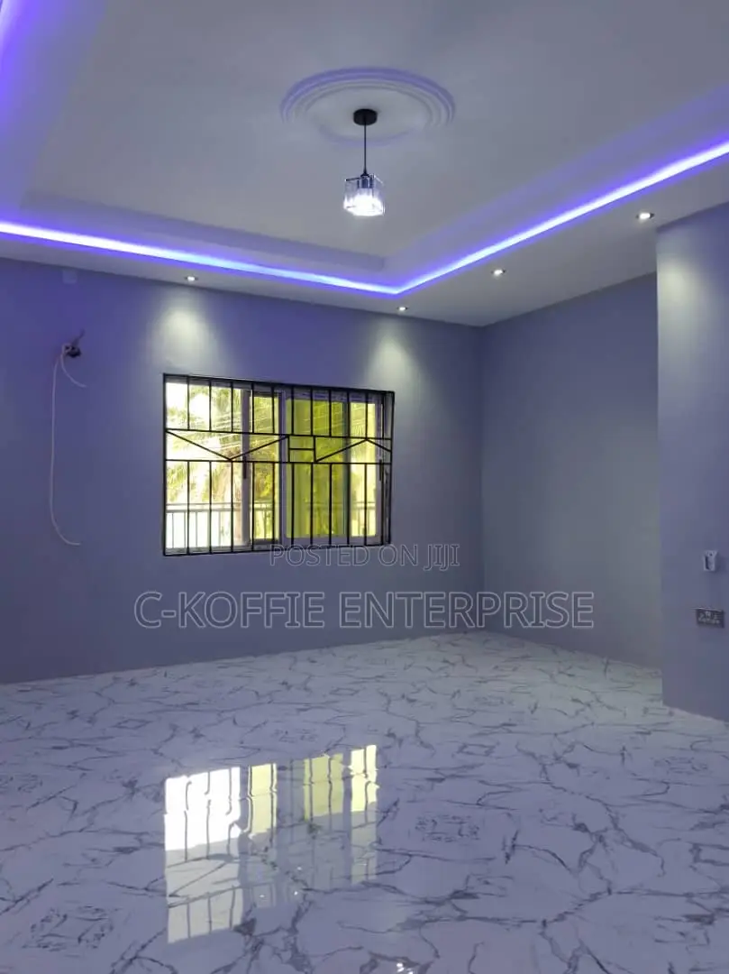 7bdrm House in Tema Com
