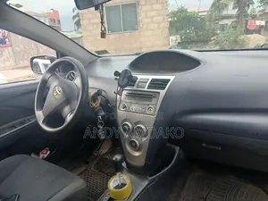 Toyota Yaris L Hatchback 3dr 2012 Gray
