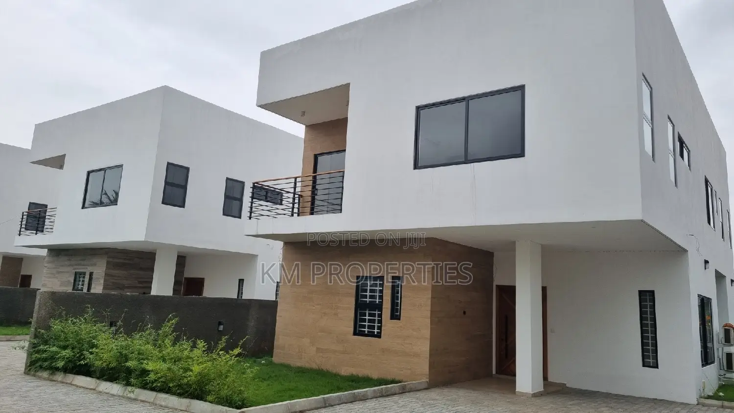 5bdrm Duplex in North Legon for sale
