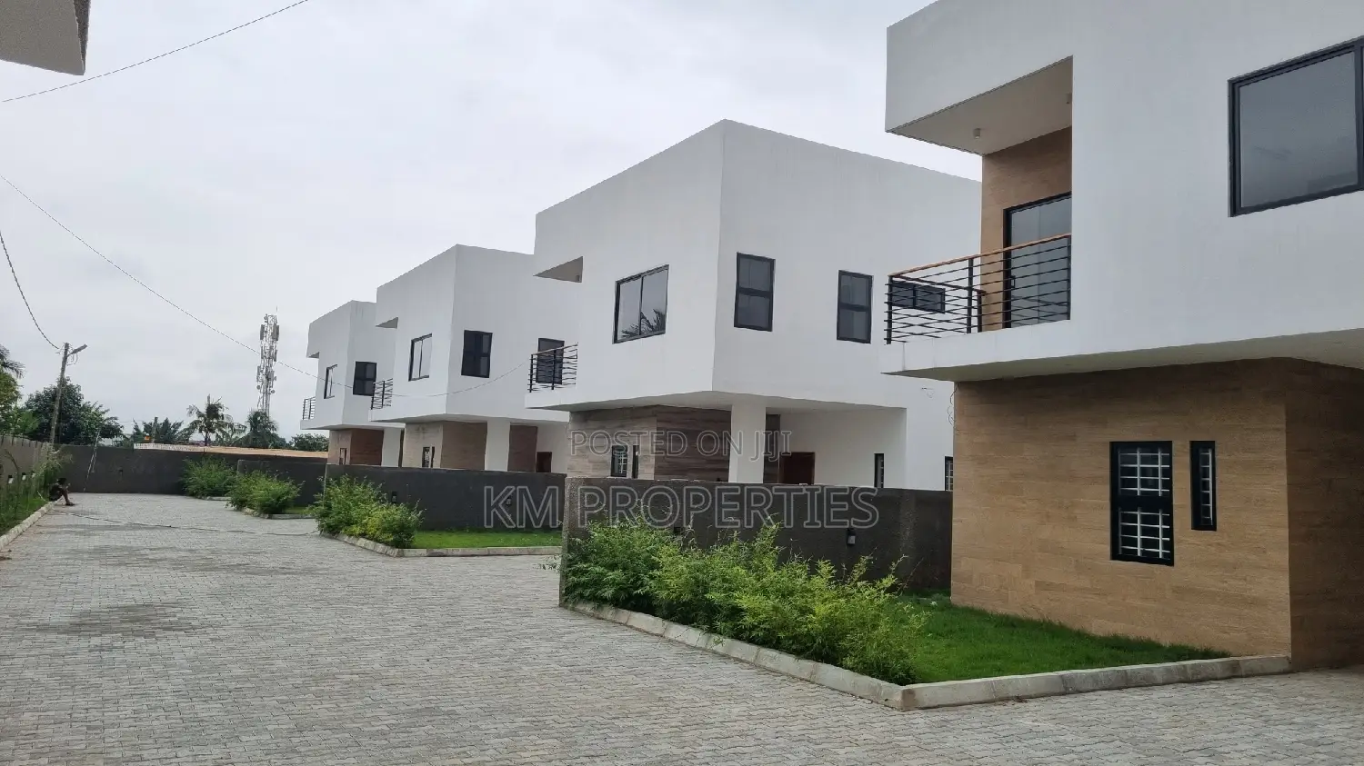 5bdrm Duplex in North Legon for sale