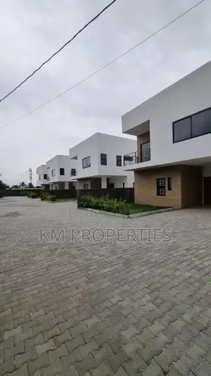 5bdrm Duplex in North Legon for sale