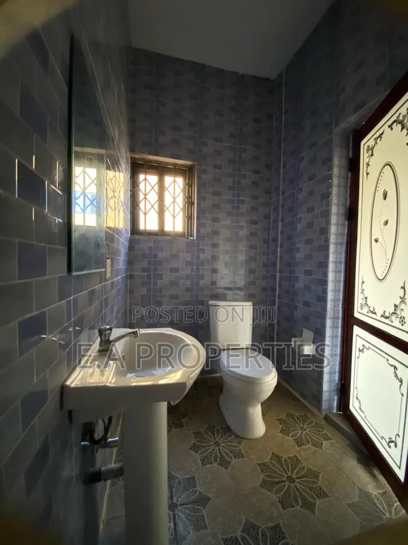 5bdrm House in E A Properties, North Legon for sale