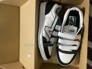 Vans Lowland Cc v Strap Sneakers - Black White